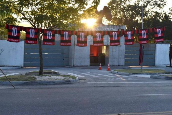 Torcedores do Flamengo prestam homenagem no Ninho do Urubu