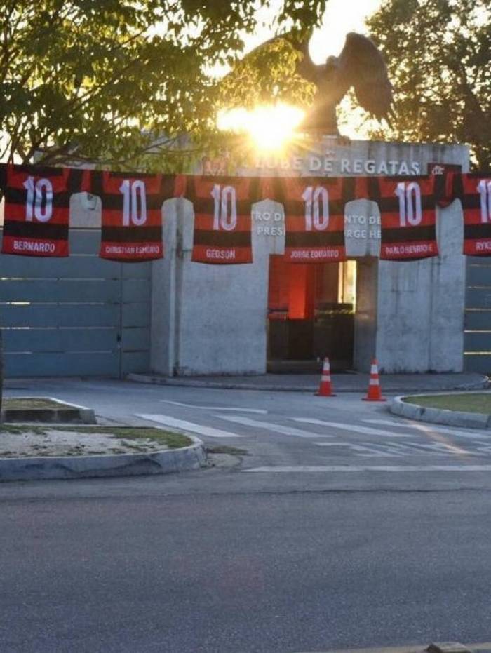 Torcedores do Flamengo prestam homenagem no Ninho do Urubu