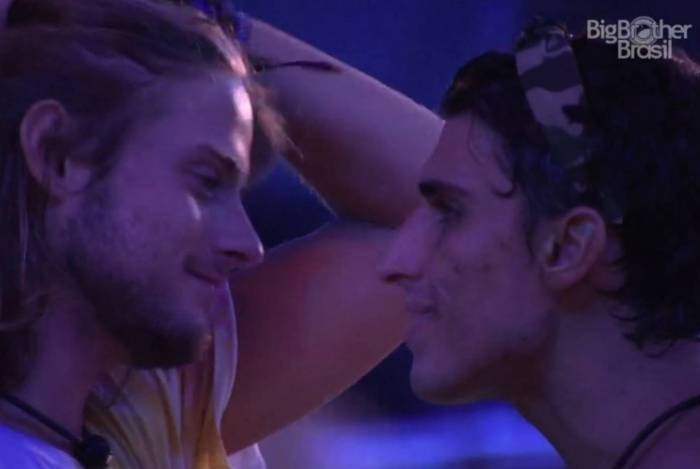 Prior tenta beijar Daniel