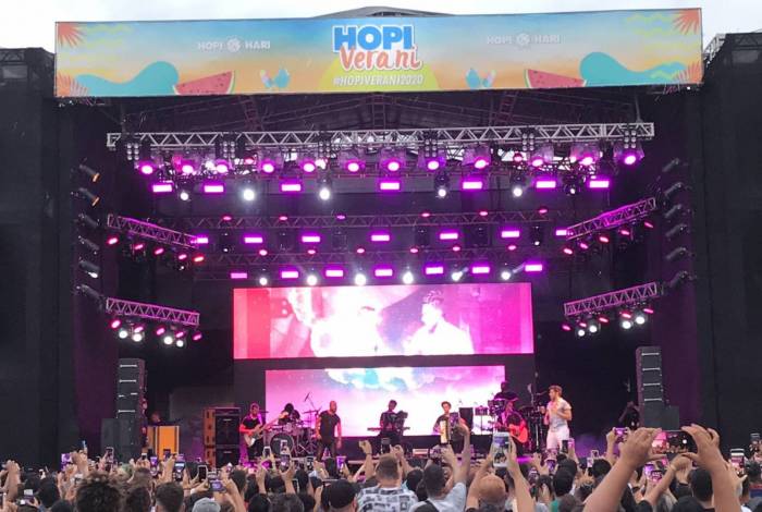 Gustavo Mioto, Simone e Simaria agitam multidão em show no Hopi Hari