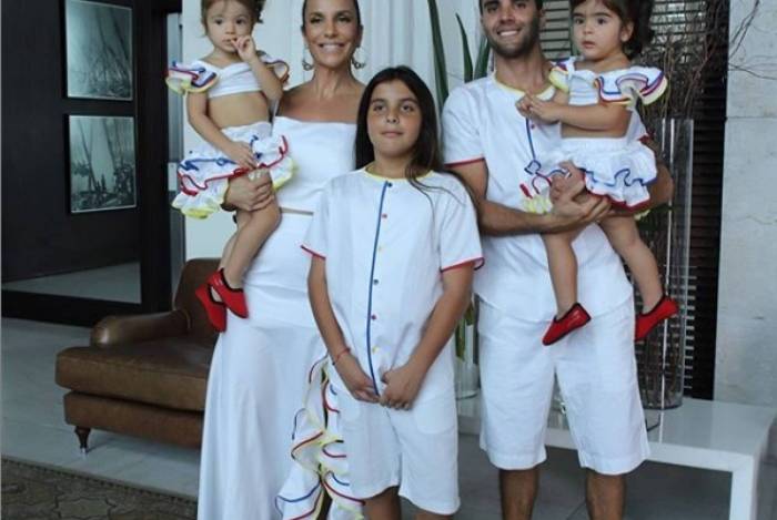 Ivete Sangalo comemora aniversário das filhas gêmeas com foto em família