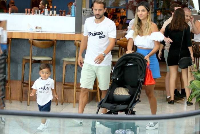Éverton Ribeiro leva Baby Guto para passear em shopping de milionários
