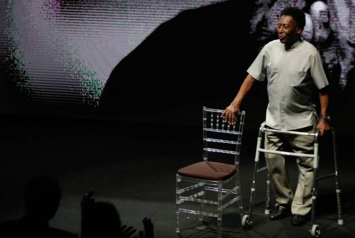 Pelé com andador, em 2018