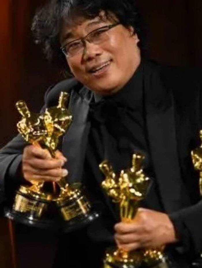 O cineasta Bong Joon Ho com suas estatuetas do Oscar 
