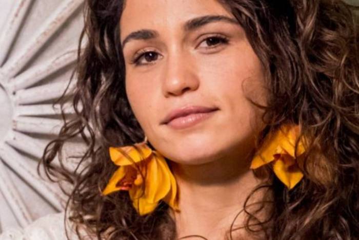 Érica (Nanda Costa) usa Flor de Laranjeiras 
