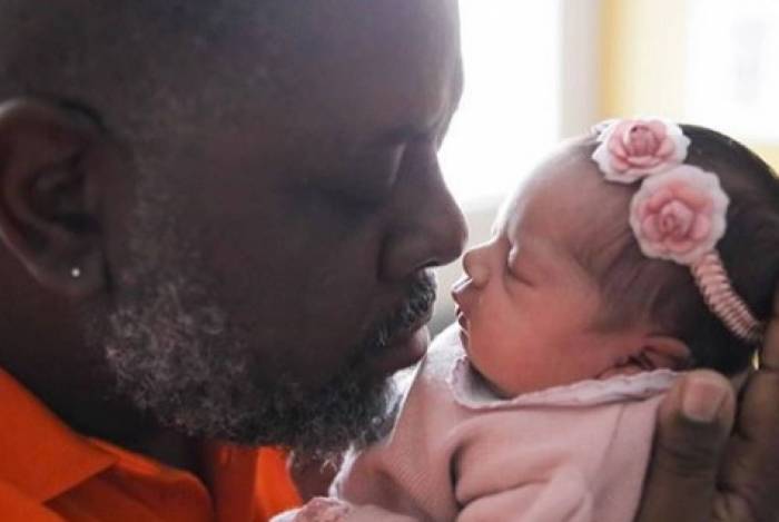 Péricles se emociona com homenagem da mulher, no Se Joga