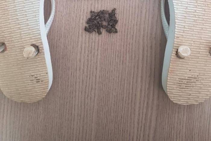 Droga escondida no chinelo