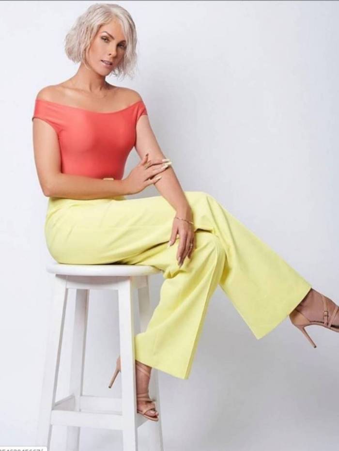 Ana Hickmann está com os cabelos mais curtos e platinados