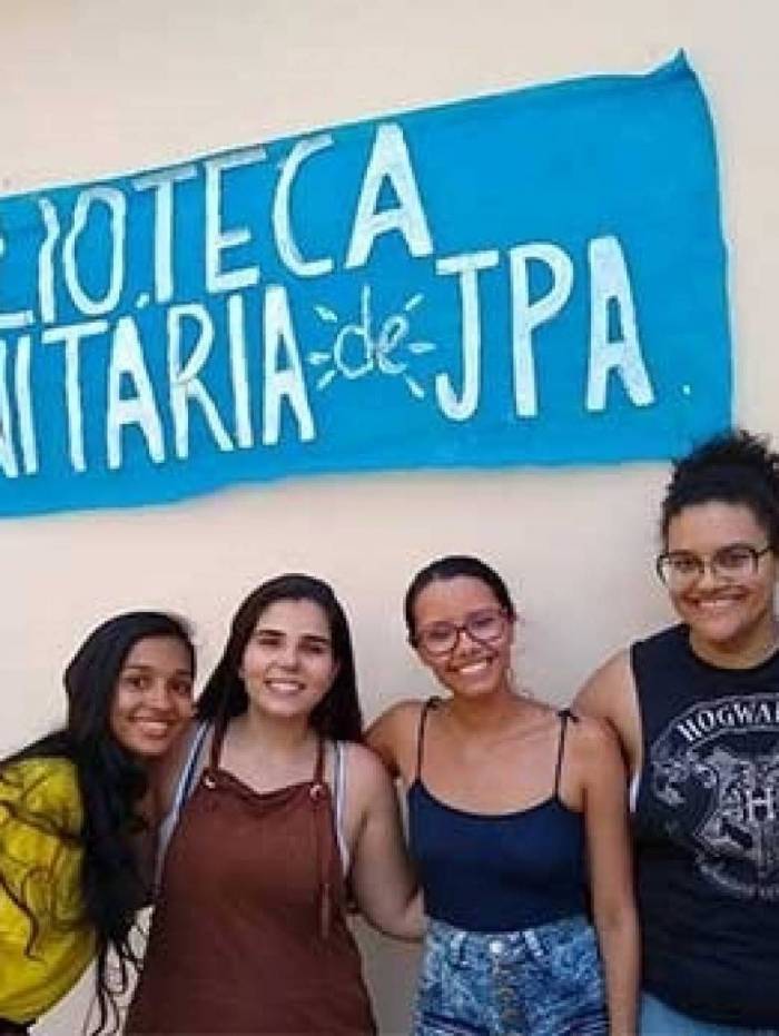 Através do RenovaBR, Fabiana Herculano fundou a primeira biblioteca comunitária de Jacarepaguá
