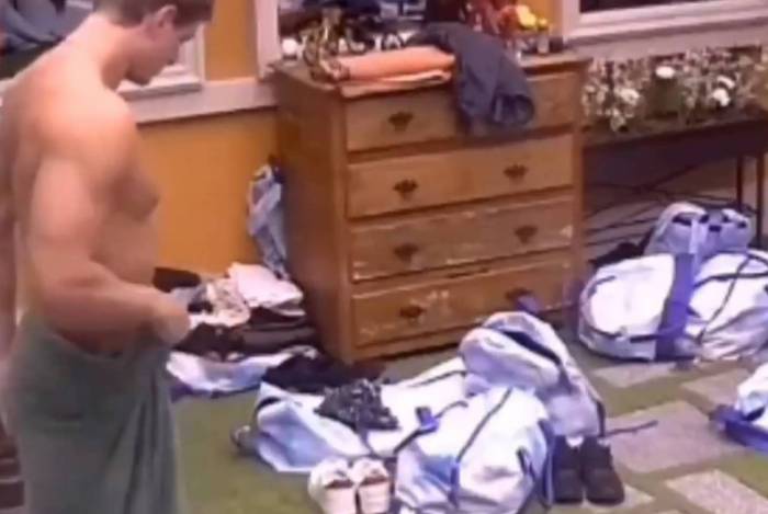 BBB20: Lucas quase deixa a toalha cair após tomar banho 