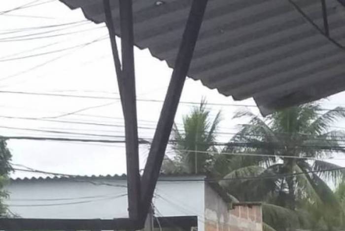 Populares observam carro em que Ronaldo Herem (detalhe) foi morto