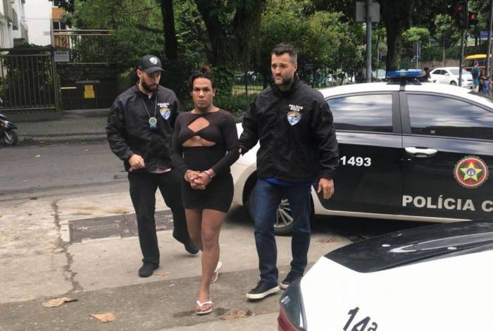 Travesti Yan Phelipe foi presa ontem por agentes do Leblon
