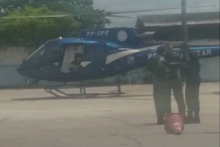 O helicóptero usado para socorrer o PM no pátio do 41º BPM (Irajá)
