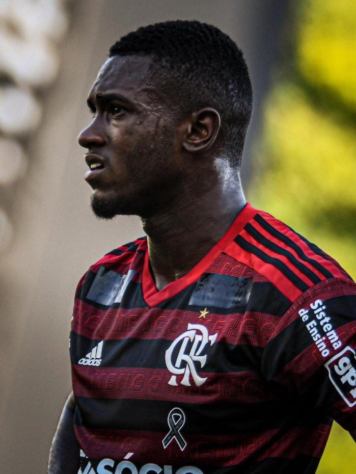 Otávio concentrado durante partida pelo Flamengo