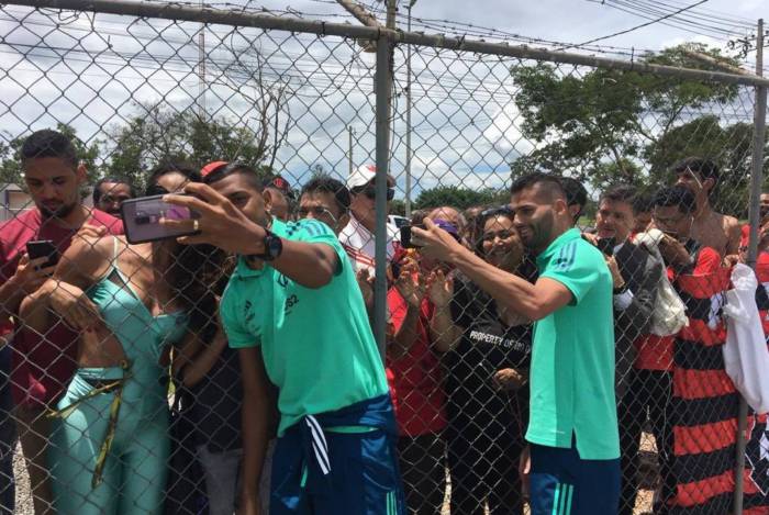 Jogadores do Flamengo tiram foto com torcedores em Brasília