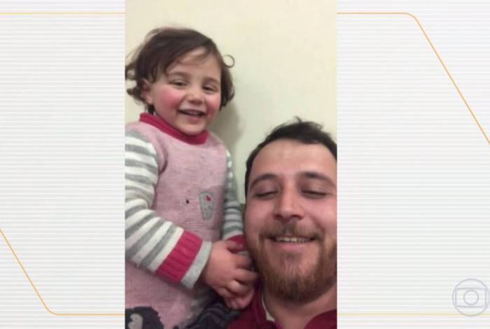 Pai inventa brincadeira para distrair filha de 3 anos durante bombardeios na Síria 

