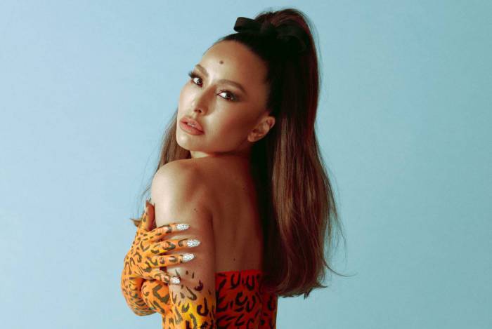 Sabrina Sato ocupa o cargo de Rainha da Escola na Vila Isabel