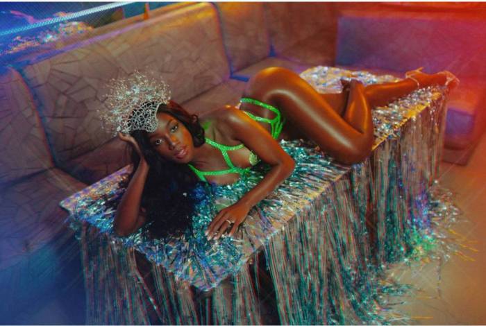 Iza posa deslumbrante para ensaio fotográfico com o tema de Carnaval