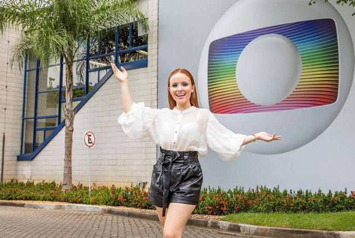 Larrisa Manoela assina contrato com a Rede Globo