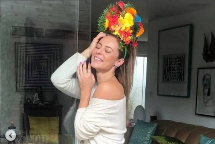 Paolla Oliveira posa em clima carnavalesco
