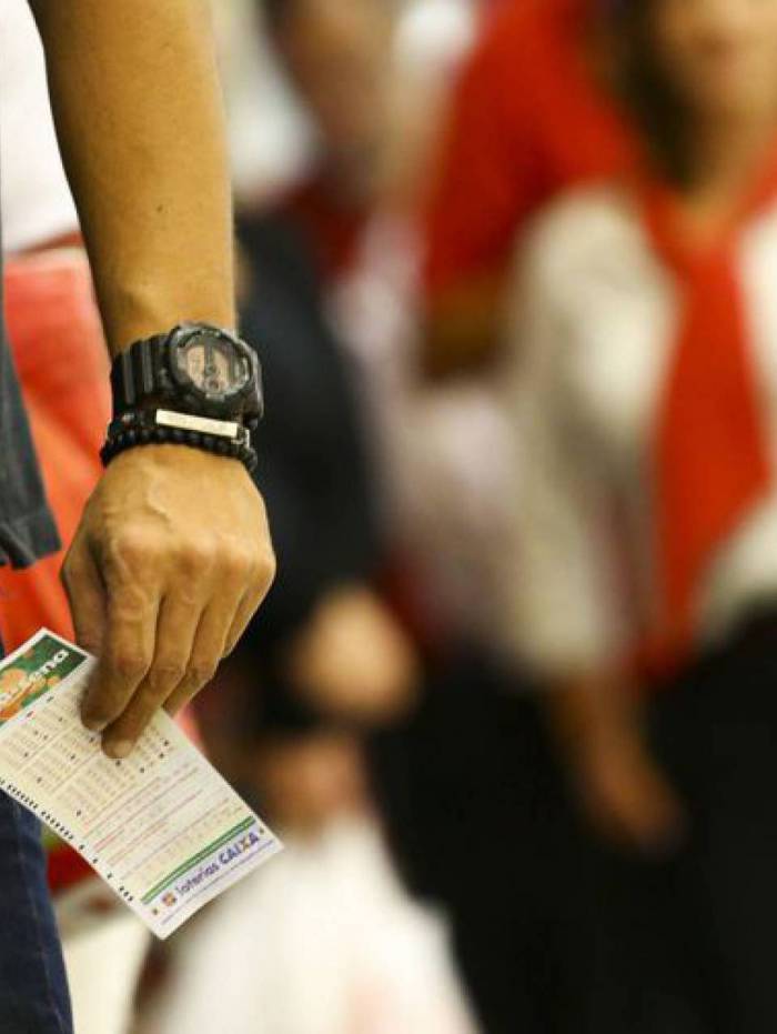 Apostadores fazem fila nas casas lot&eacute;ricas