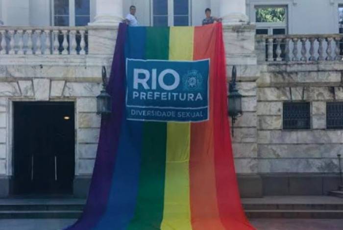 Parte da Bandeira LGBT aberta pela primeira no Palácio da Cidade