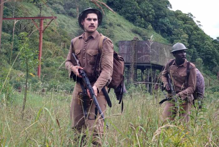 Alfredo (Nicolas Prattes) e Tião (Izak Dahora) na guerra, em 'Éramos Seis'