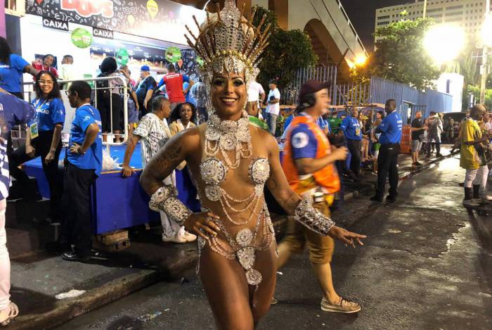 Monika Nascimento, rainha de bateria da Acadêmicos da Rocinha 