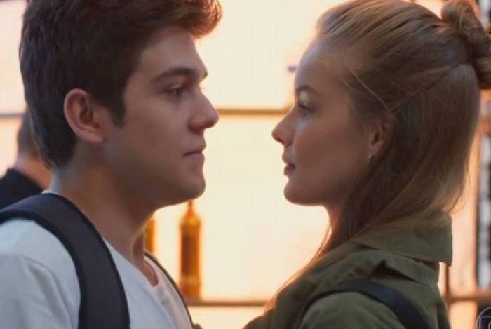 Tarantino (Daniel Rangel) e Bia (Valentina Bulc) se beijam, em 'Salve-se Quem Puder'