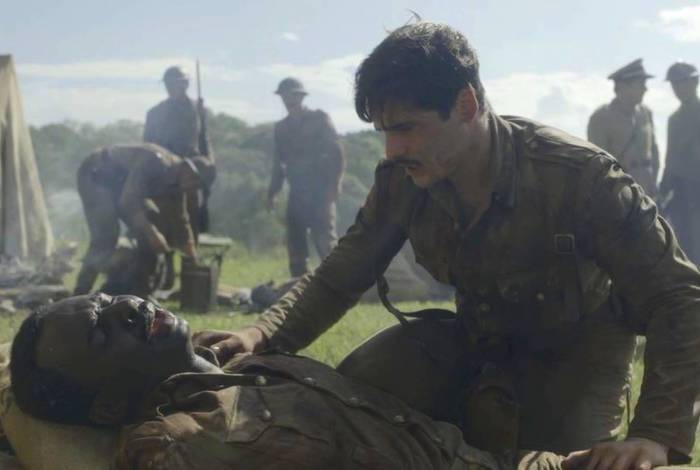 Alfredo (Nicolas Prattes) socorre Tião (Izak Dahora) às pressas em 'Éramos Seis'