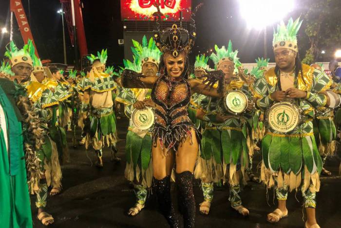 Quitéria Chagas, rainha de bateria da Império Serrano