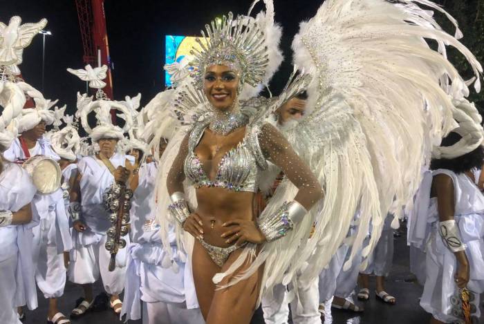 Kamila Reis, rainha de bateria da Unidos do Porto da Pedra