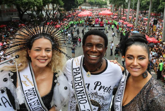 Bola Preta 2020: A porta estandarte, Leandra Leal, o padrinho, Neguinho da Beija Flor, e a madrinha, Maria Rita
