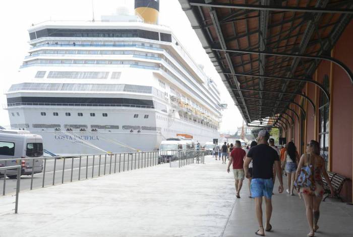 Turistas chegam em transatlânticos no Píer Mauá na maior temporada de cruzeiros dos últimos 20 anos.