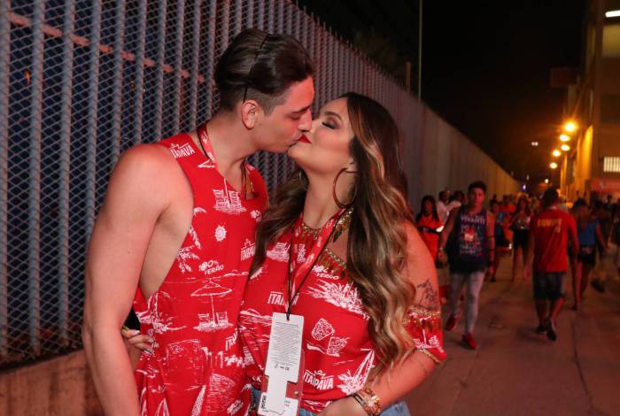 

Suzanna, filha de Kelly Key, curte carnaval na Sapucaí como namorado Gabriel Simões