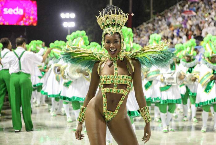 A cantora Iza é Rainha de Bateria da Imperatriz Leopoldinense