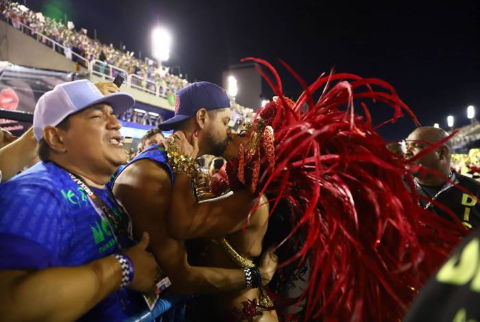 Viviane Araújo beija muito na Sapucaí