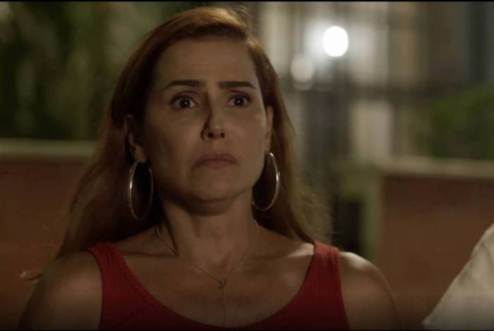 Alexia (Deborah Secco) fica arrasada ao ver Zezinho (João Baldasserini) beijando Bel (Dandara Mariana)  
