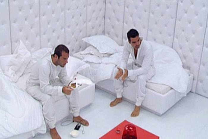 Leonardo Jancu e Ralf no Quarto Branco do 'BBB 9' 