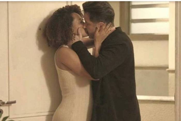 Vitória fica surpresa com pedido de casamento de Raul, mas aceita
