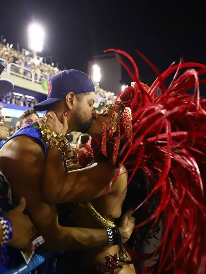 Viviane Ara&uacute;jo beija muito na Sapuca&iacute; - Agnews