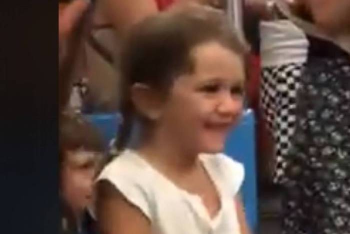 Criança se diverte cantando Baby Shark no Carnaval