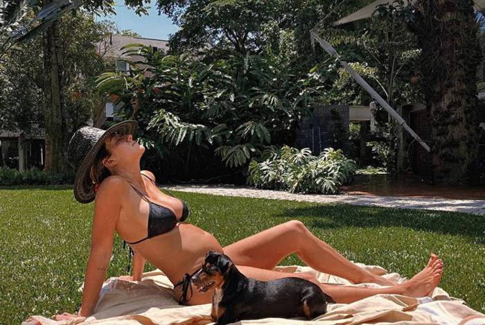  Giovanna Ewbank mostra a barriguinha de gravidez