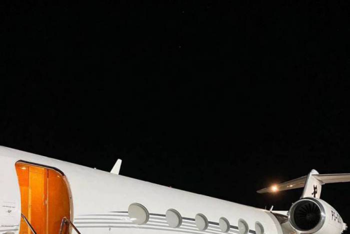 Gusttavo Lima 'desmaia' na escada de avi&atilde;o particular