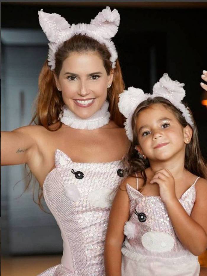 Deborah Secco e Maria Flor se fantasiam para ir à bailinho de Carnaval
