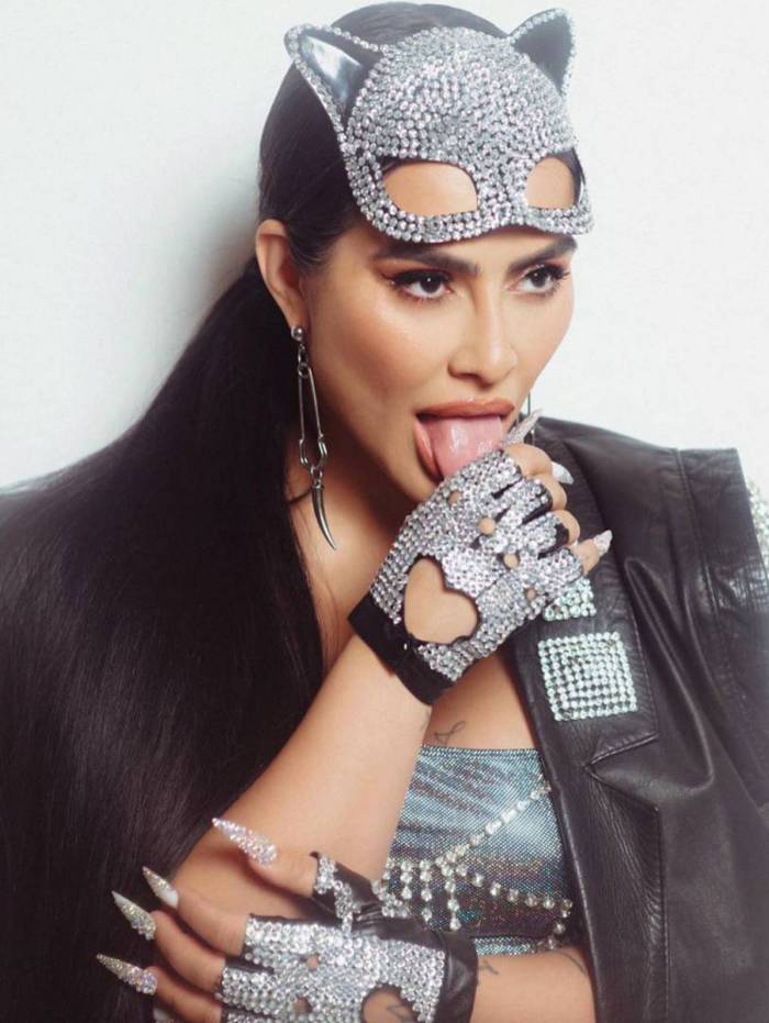 Cleo Pires usa fantasia de gata