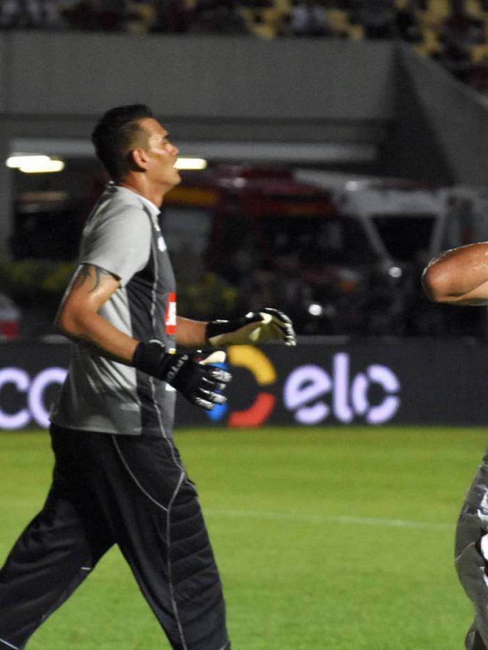 O apoiador Nenê festeja o seu primeiro gol contra o Moto Club