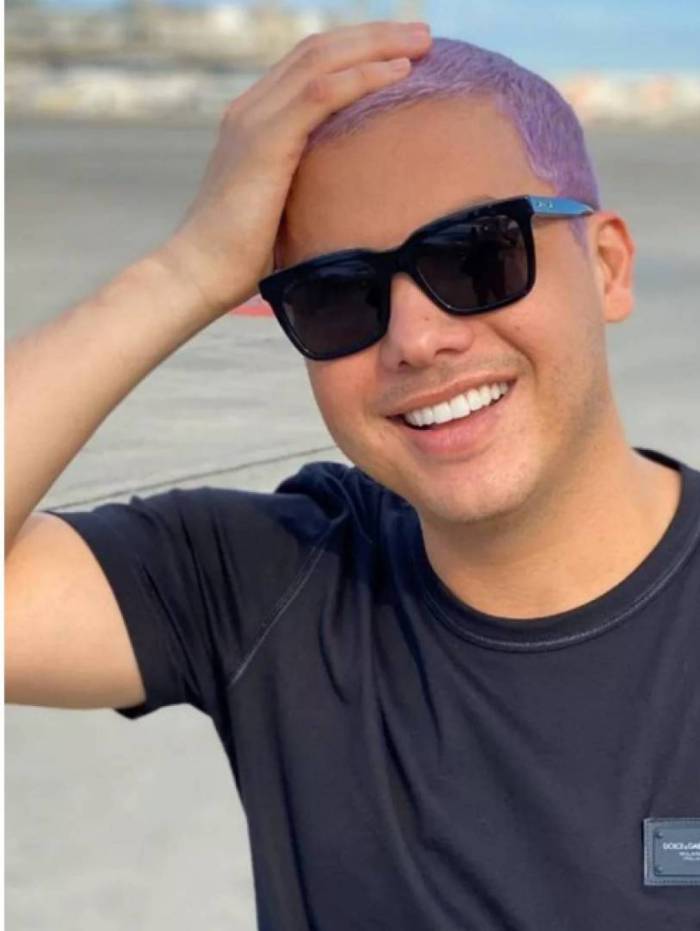Wesley Safadão pinta o cabelo de lilás