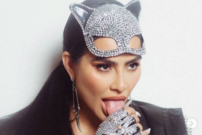 Cleo se fantasia de mulher-gato no Carnaval e deixa fãs babando
