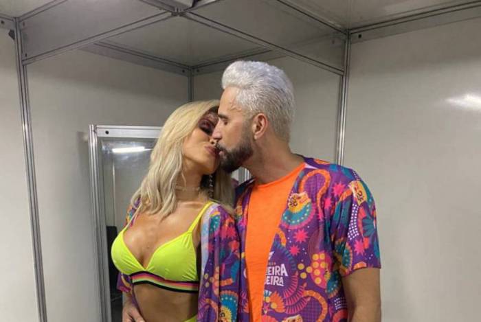 Latino com a namorada Rafaella 